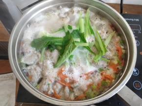 先把小白菜的菜帮部分下入锅内，轻轻的煮1-2分钟。