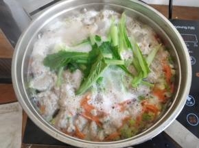 先把小白菜的菜帮部分下入锅内，轻轻的煮1-2分钟。