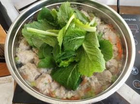 再下入菜叶的部分，轻轻拌匀。