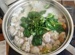 撒上葱花、香草末，关火即可。