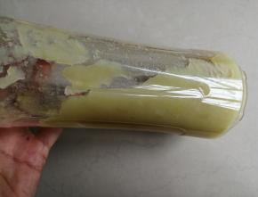 红薯去皮切片隔水蒸熟，取120克蒸好的红薯和80克清水放入料理机里。搅打成红薯泥，如果没有料理机，可以将蒸熟后的红薯用汤匙压成泥，这样的话，溶解酵母用的温水就需要增加