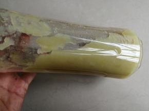 红薯去皮切片隔水蒸熟，取120克蒸好的红薯和80克清水放入料理机里。搅打成红薯泥，如果没有料理机，可以将蒸熟后的红薯用汤匙压成泥，这样的话，溶解酵母用的温水就需要增加