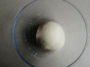 再用手揉成光滑的面团，我这个面团软硬适中，后期不需要再添加面粉进去了