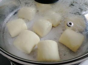 冷水上锅蒸，大火把水烧开后，转中小火继续蒸15分钟左右，时间到关火，继续焖3-5分钟再开锅盖