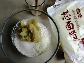 用8克温水溶解酵母，把面粉、奶粉、糖和打好的160克红薯泥都倒入和面盆里。