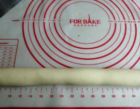 把发酵好的面团取出，放在案板上，用力揉面排气，大概揉几分钟，然后搓成长条