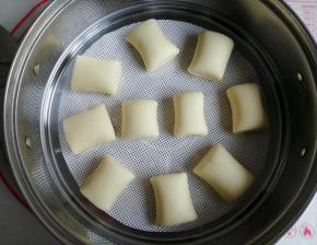 放入蒸屉里，静置15分钟，我一般在蒸锅里加入有点热的水，再放上蒸屉，有助发酵，室温高的时候就不需要，可以看到馒头胚明显变大了才可以蒸