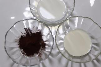 首先把牛奶，淡奶油，可可粉混合均匀