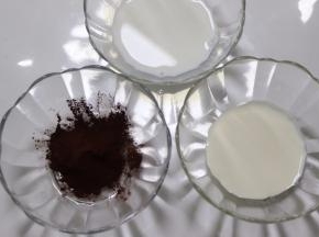 首先把牛奶，淡奶油，可可粉混合均匀
