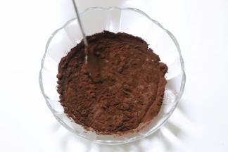 让可可粉溶于液体中。