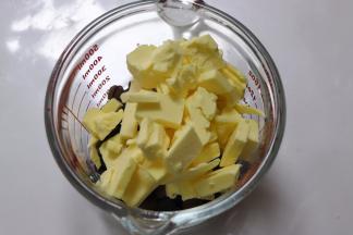 巧克力，黄油，放入微波炉叮或者隔热水融化