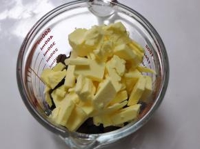 巧克力，黄油，放入微波炉叮或者隔热水融化