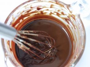 成细腻的液态。如果隔热水，最好不要超过50度。