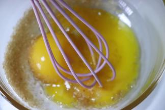 蛋黄加入黄糖，搅匀，糖融化