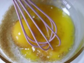 蛋黄加入黄糖，搅匀，糖融化