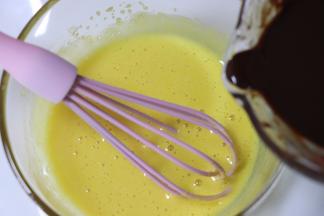 之后倒入巧克力黄油液。再倒入可可溶液