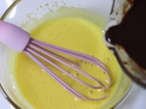 之后倒入巧克力黄油液。再倒入可可溶液