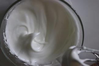 打发到蛋白呈现奶油状拉起打蛋器有弯钩的状态。