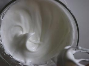 打发到蛋白呈现奶油状拉起打蛋器有弯钩的状态。