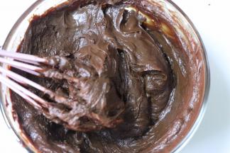 变成比较浓稠的巧克力糊。放置待用。