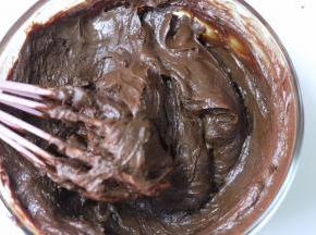 变成比较浓稠的巧克力糊。放置待用。