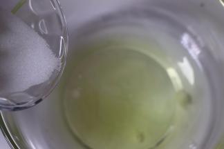 两个蛋清，分三次加入细砂糖，打发蛋白。