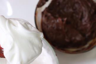 取一半的蛋白和巧克力翻拌匀。