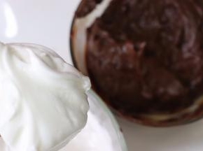 取一半的蛋白和巧克力翻拌匀。