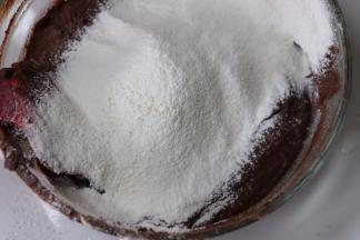 拌匀后，筛入低筋面粉。拌匀