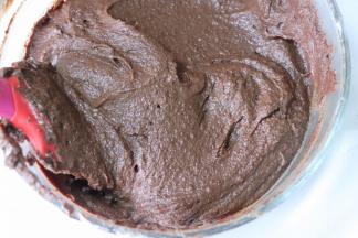 再和剩余的蛋白混合，还是用翻拌的手法。