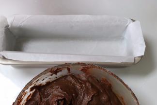 放到长方形模具中，抹平，用的是学厨22.6*7.4*5.9cm的磅蛋糕模具