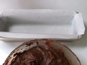 放到长方形模具中，抹平，用的是学厨22.6*7.4*5.9cm的磅蛋糕模具