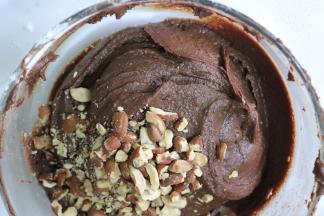 加入杏仁碎，也可以不加，或者换成干果。继续拌匀。