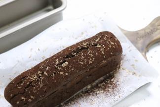 撒上可可粉，巧克力碎。或者直接淋巧克力甘那许做垂落效果。