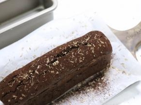 撒上可可粉，巧克力碎。或者直接淋巧克力甘那许做垂落效果。