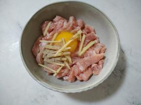 里脊肉切条，
鸡蛋，姜，胡椒粉，盐腌制15分钟