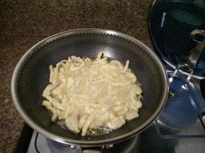 油热后，下锅炸至变色
捞出后，复炸至微焦