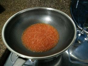 糖醋汁+淀粉水，下锅煮至冒泡变稠关火