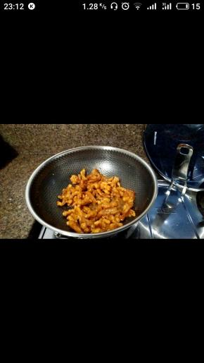 倒入里脊，翻炒均匀。