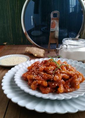 出锅，撒上芝麻，酸甜可口，香脆