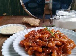 出锅，撒上芝麻，酸甜可口，香脆