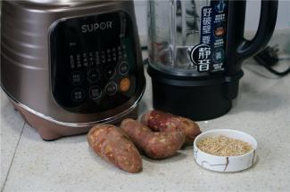 这款糊的备料有：红心小地瓜三个，碎燕麦1碟。厨电用的是静音破壁机