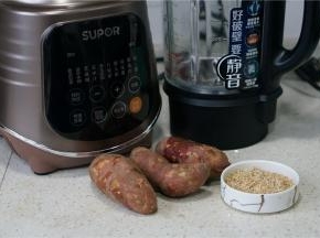 这款糊的备料有：红心小地瓜三个，碎燕麦1碟。厨电用的是静音破壁机