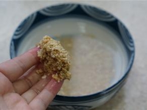 先将碎燕麦提前洗好，并用清水泡半个小时左右。