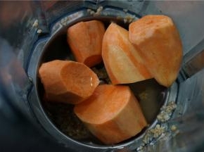 然后将洗好的这二款食材入破壁机的热杯里。