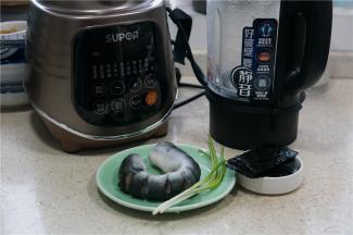 今天的这款汤是鲜鳗汤，选用了：新鲜河鳗一段，葱，姜适量。