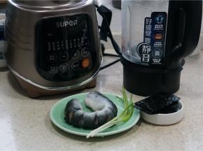 今天的这款汤是鲜鳗汤，选用了：新鲜河鳗一段，葱，姜适量。