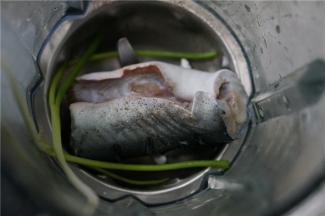 将河鳗洗净，然后将食材转至破壁机里，加入姜片葱及适量的黑胡椒粉。