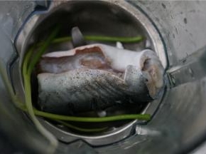 将河鳗洗净，然后将食材转至破壁机里，加入姜片葱及适量的黑胡椒粉。