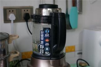 然后另入适量清水，将机子上好盖，再坐至主机上。